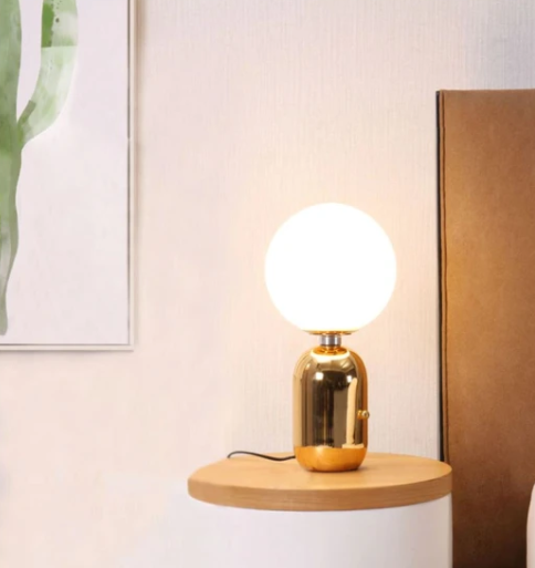 Elegant and minimal desk light